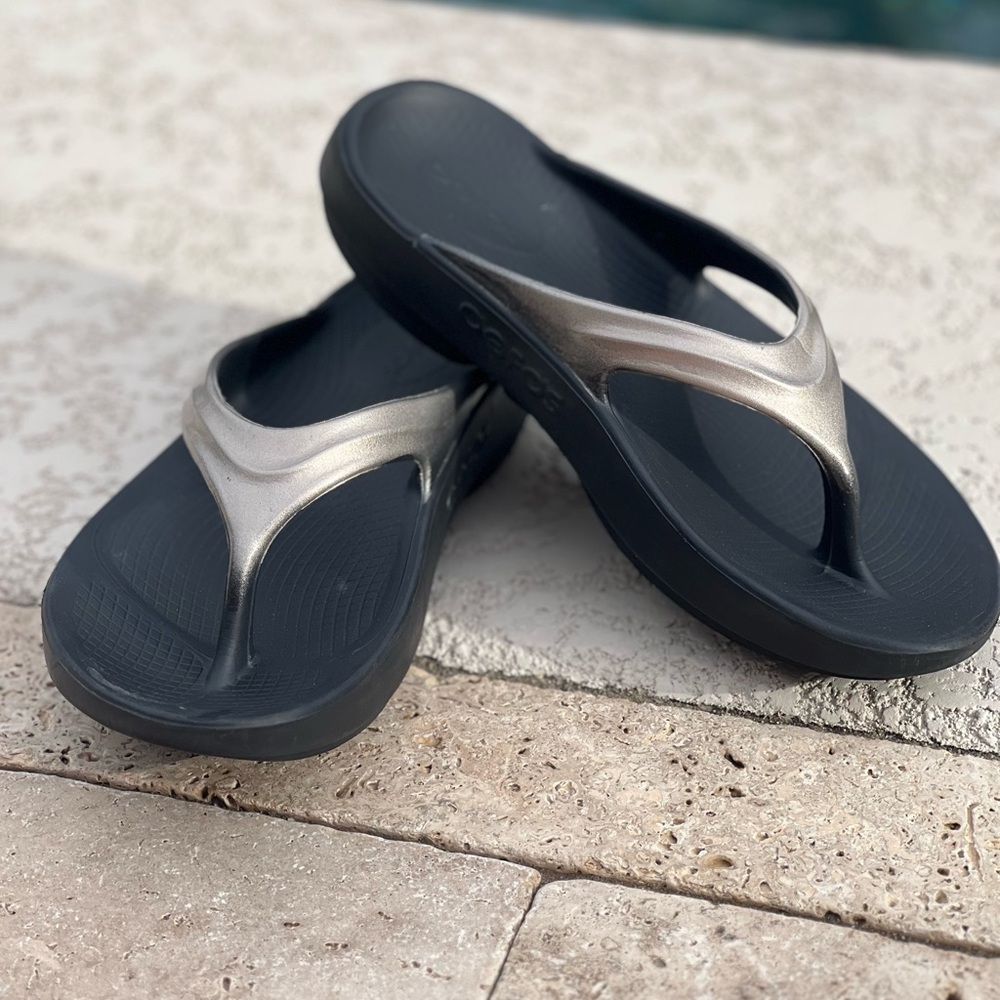 OOFOS Women's Sandals in Black and Silver